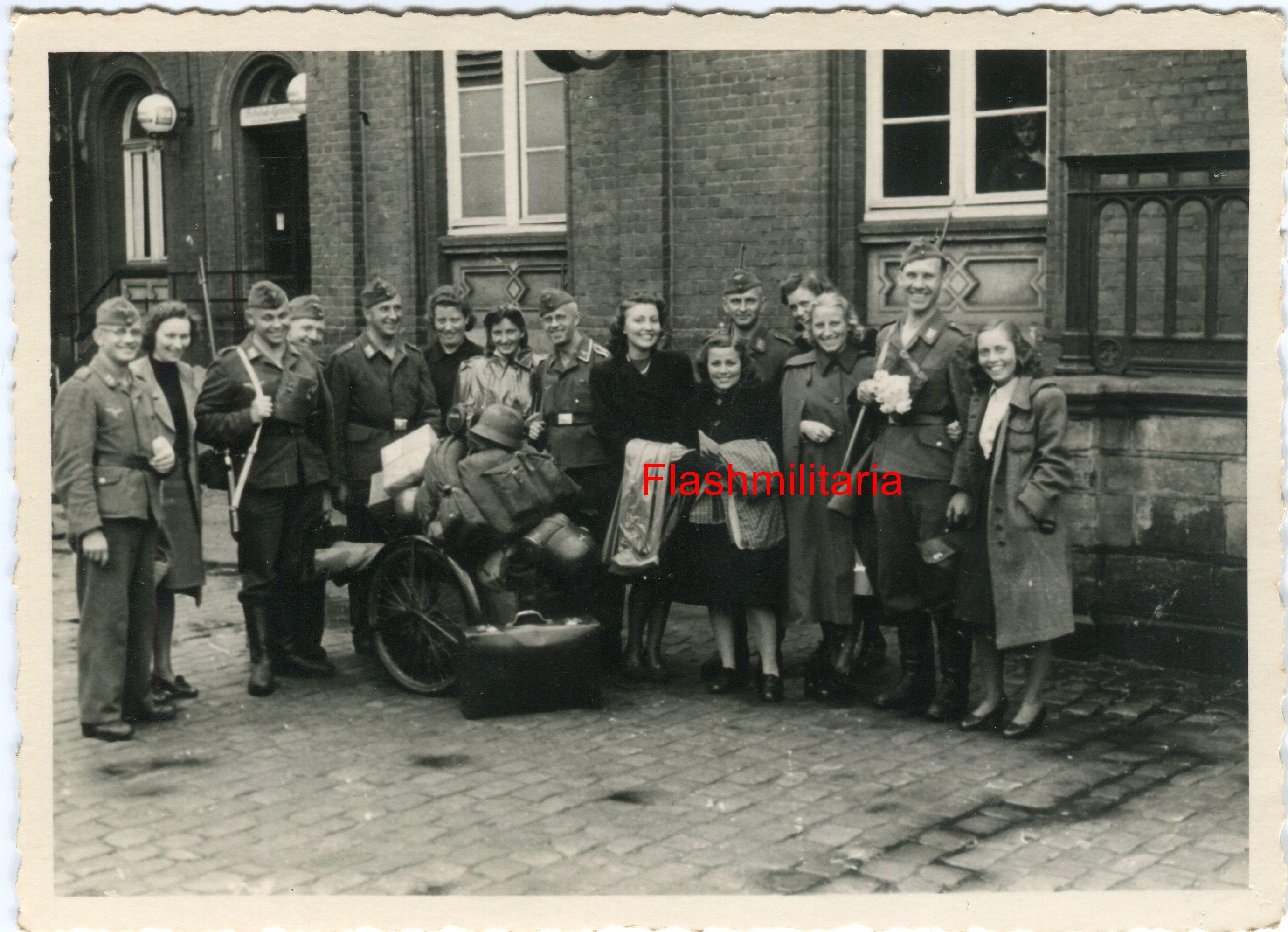 militaria : 4 photos allemandes -- Soldats Luftwaffe avec jeunes femmes