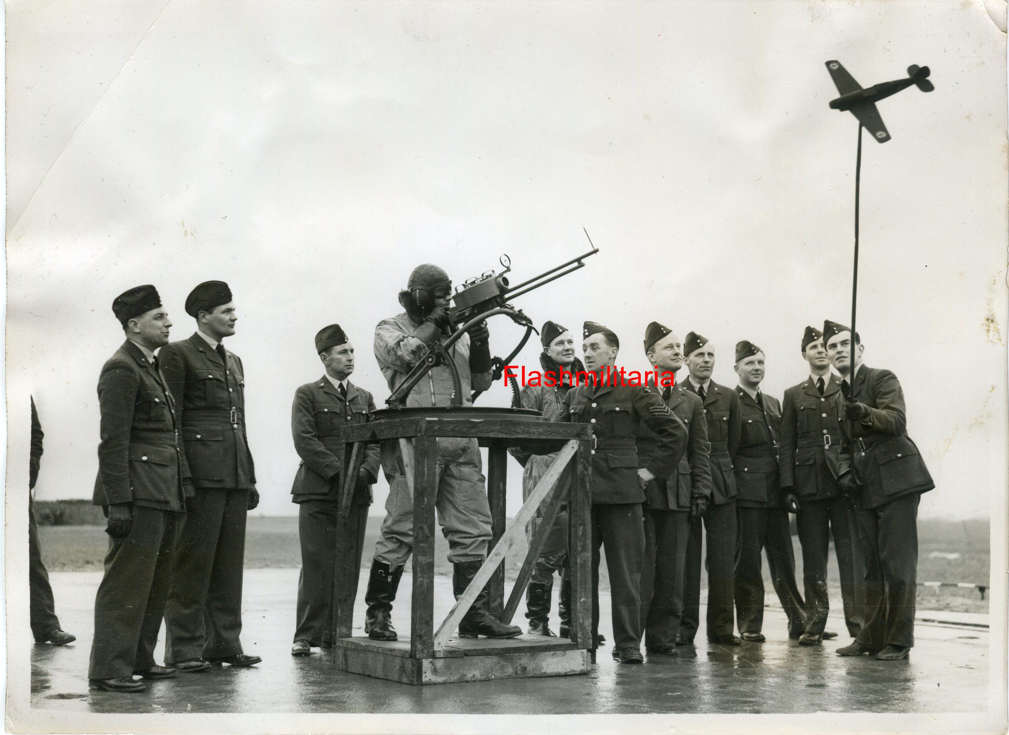 militaria : Photo de presse anglaise -- Entrainement de la RAF en 1940